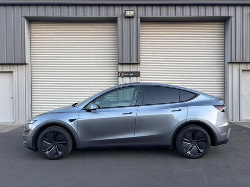 Used 2026 Tesla Model Y 2WD image 3