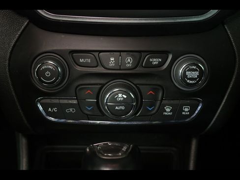 Used 2022 Jeep Cherokee Latitude Lux w/ Sun & Sound Group image 27