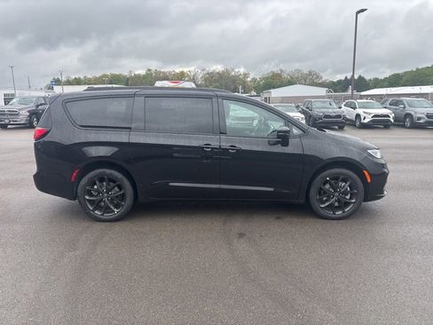 New 2026 Chrysler Pacifica Limited w/ S Appearance Package AWD/4WD image 2