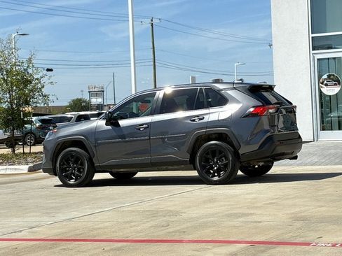 Used 2022 Toyota RAV4 LE FWD image 4