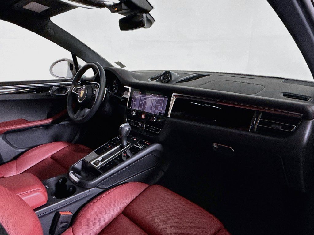 Certified 2026 Porsche Macan AWD/4WD image 17