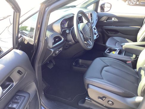 New 2027 Chrysler Pacifica Select FWD image 11