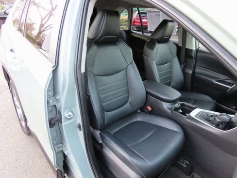 Used 2021 Toyota RAV4 XLE Premium image 16