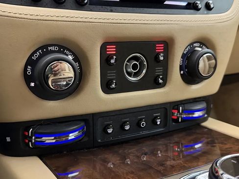Used 2016 Rolls-Royce Wraith RWD image 22