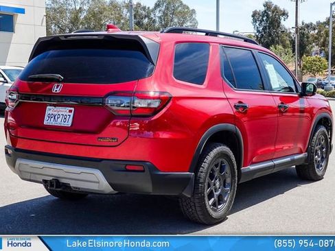Certified 2025 Honda Pilot TrailSport image 9