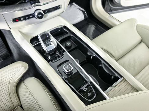 Used 2023 Volvo XC60 B5 Ultimate w/ Climate Package FWD image 19