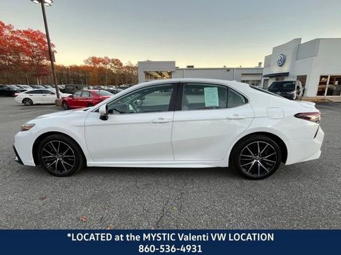 Used 2024 Toyota Camry SE image 10