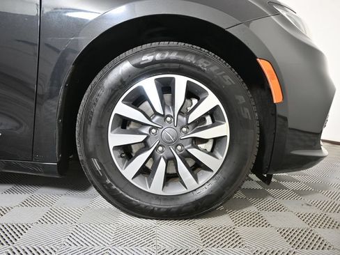 Used 2023 Chrysler Pacifica Limited FWD image 11