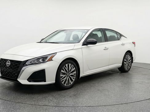 Used 2025 Nissan Altima 2.5 SV FWD image 3