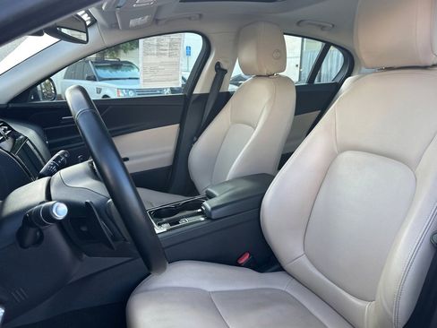 Used 2017 Jaguar XE image 6