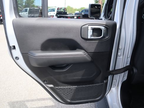 Used 2022 Jeep Wrangler Unlimited Sahara AWD/4WD image 26