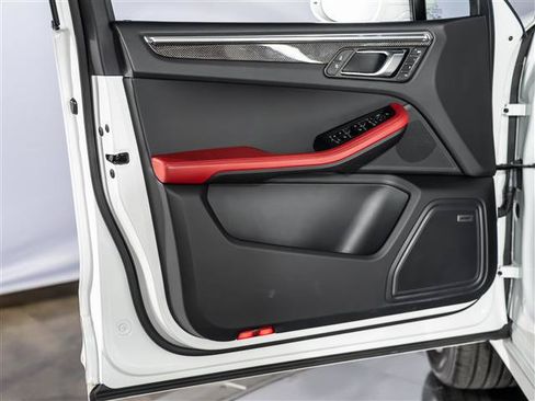 Certified 2025 Porsche Macan AWD/4WD image 22