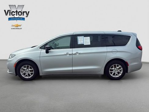 Used 2024 Chrysler Pacifica Touring-L FWD image 4