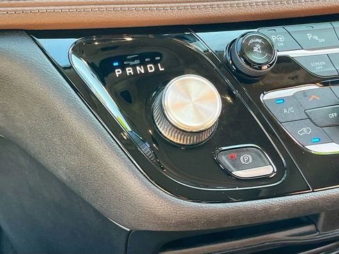 Used 2017 Chrysler Pacifica Limited w/ Advanced Safetytec Group FWD image 16