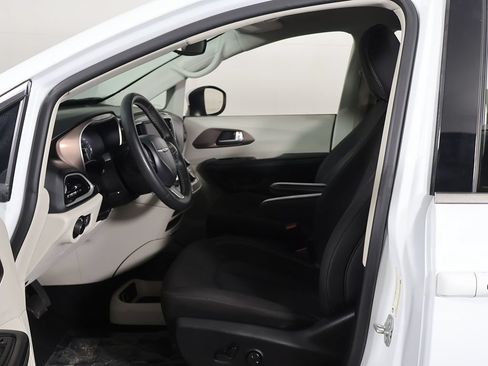 Used 2023 Chrysler Voyager LX FWD image 19