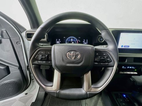 Used 2025 Toyota 4Runner SR5 AWD/4WD image 17