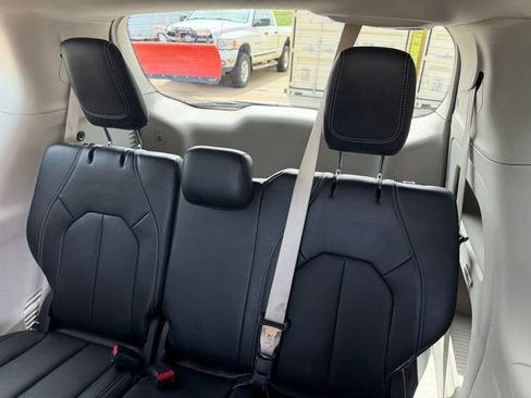 Used 2024 Chrysler Pacifica Touring-L FWD image 10