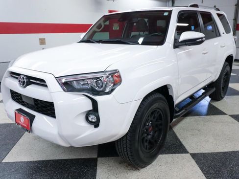 Used 2022 Toyota 4Runner SR5 Premium w/ Moonroof Package RWD image 5