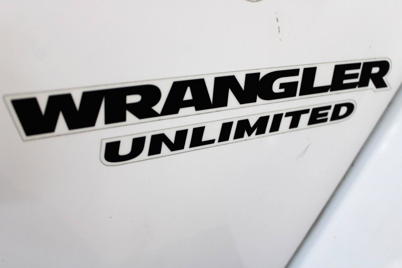 Used 2013 Jeep Wrangler Unlimited Sahara w/ Connectivity Group AWD/4WD image 11