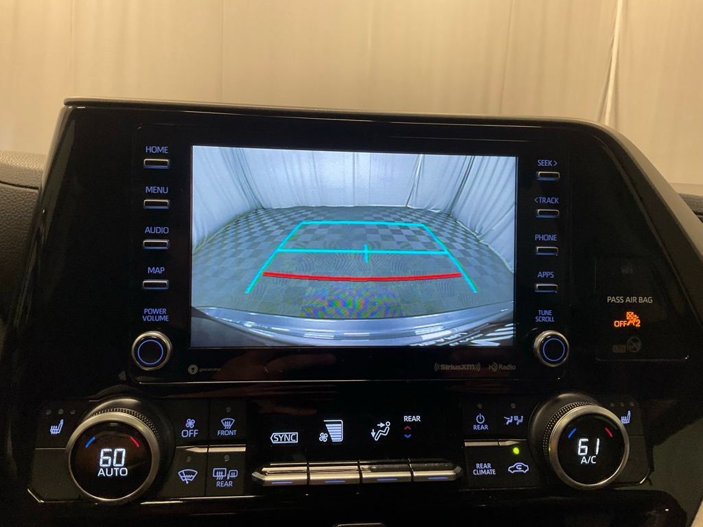 Used 2021 Toyota Highlander XLE AWD/4WD image 20