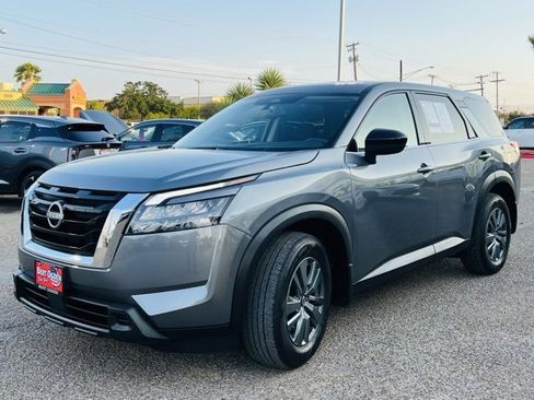 Certified 2025 Nissan Pathfinder S image 3