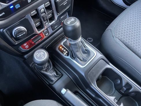 Used 2024 Jeep Wrangler Unlimited Rubicon 4xe AWD/4WD image 27