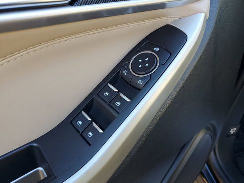 Used 2022 Ford Explorer XLT image 12