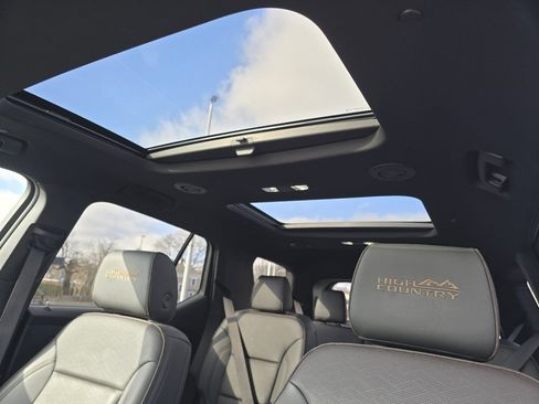 Used 2022 Chevrolet Traverse High Country image 3