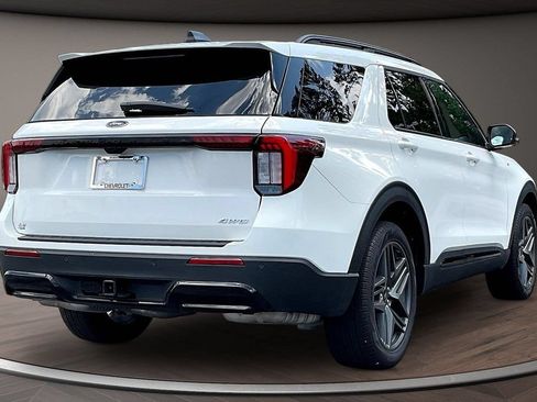 Used 2025 Ford Explorer ST-Line w/ ST-Line Street Pack AWD/4WD image 7
