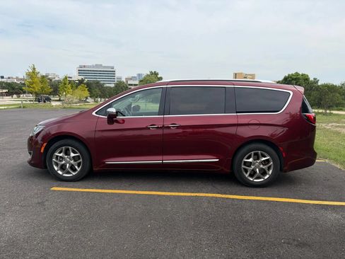 Used 2017 Chrysler Pacifica Limited w/ UConnect Theater Package FWD image 30