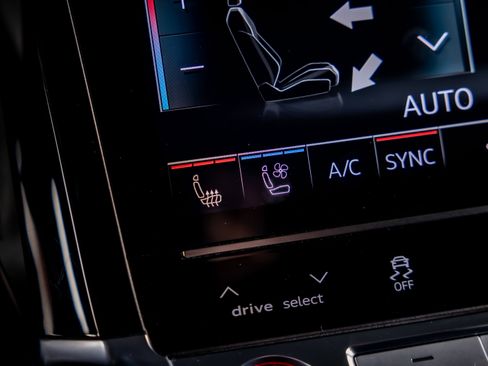 Used 2024 Audi Q8 e-tron Prestige image 17