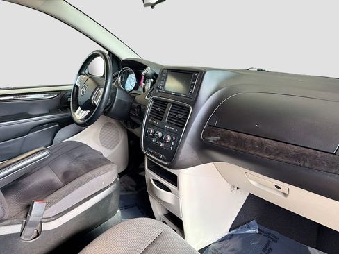 Used 2018 Dodge Grand Caravan SE w/ UConnect Hands-Free Group image 30