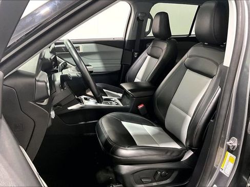 Used 2022 Ford Explorer XLT w/ XLT Sport Appearance Package image 22