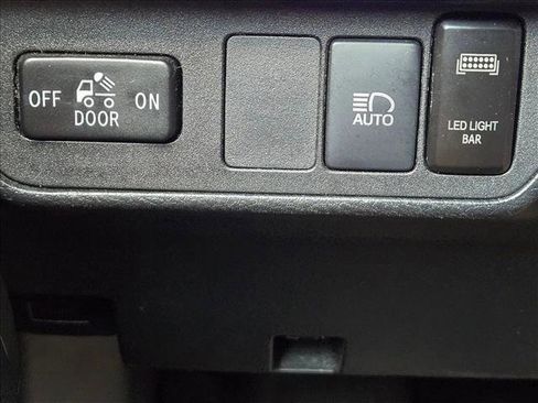 Used 2018 Toyota Tacoma SR5 image 10