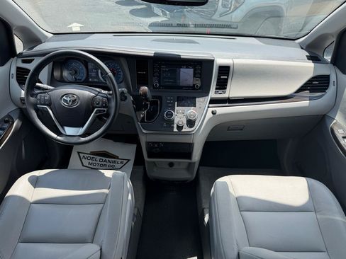Used 2020 Toyota Sienna XLE w/ XLE Navigation Package FWD image 20