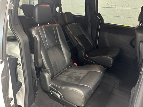 Used 2018 Dodge Grand Caravan SXT w/ Blacktop Package FWD image 9