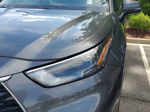 Used 2023 Toyota Highlander XLE FWD image 4
