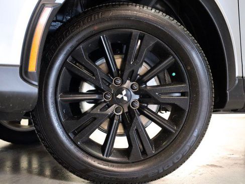 New 2025 Mitsubishi Eclipse Cross SE image 3