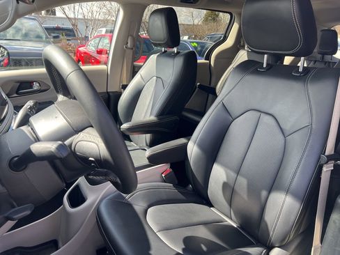 Used 2024 Chrysler Pacifica Select image 16