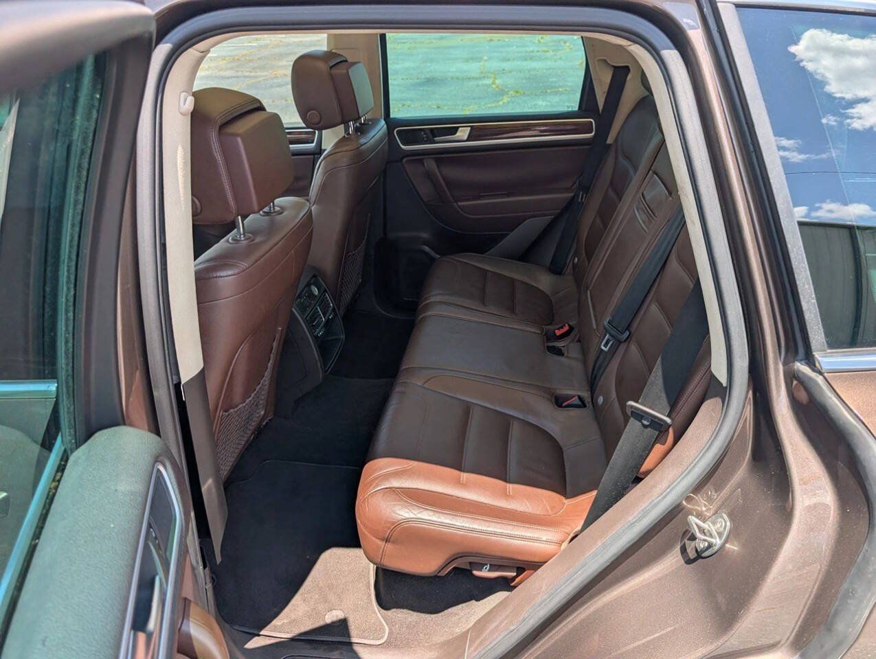 Used 2011 Volkswagen Touareg TDI AWD/4WD image 35