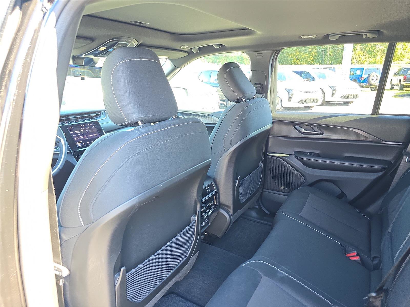 Used 2025 Jeep Grand Cherokee Laredo X w/ Luxury Tech Group I AWD/4WD image 16
