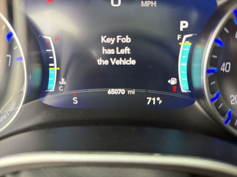 Used 2025 Chrysler Pacifica Select image 19