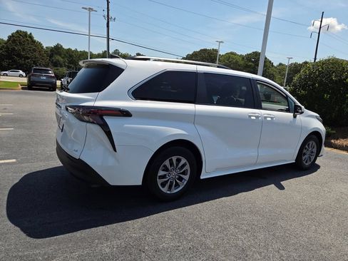 Used 2025 Toyota Sienna LE FWD image 13
