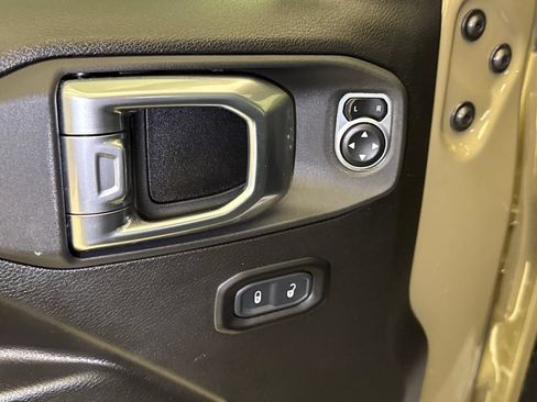 Used 2025 Jeep Wrangler Unlimited Rubicon w/ Convenience Group AWD/4WD image 22
