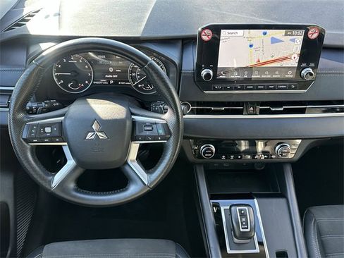 Used 2024 Mitsubishi Outlander SE image 10