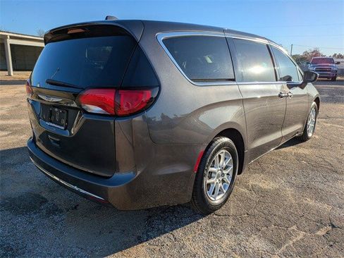 Used 2020 Chrysler Pacifica Touring image 4