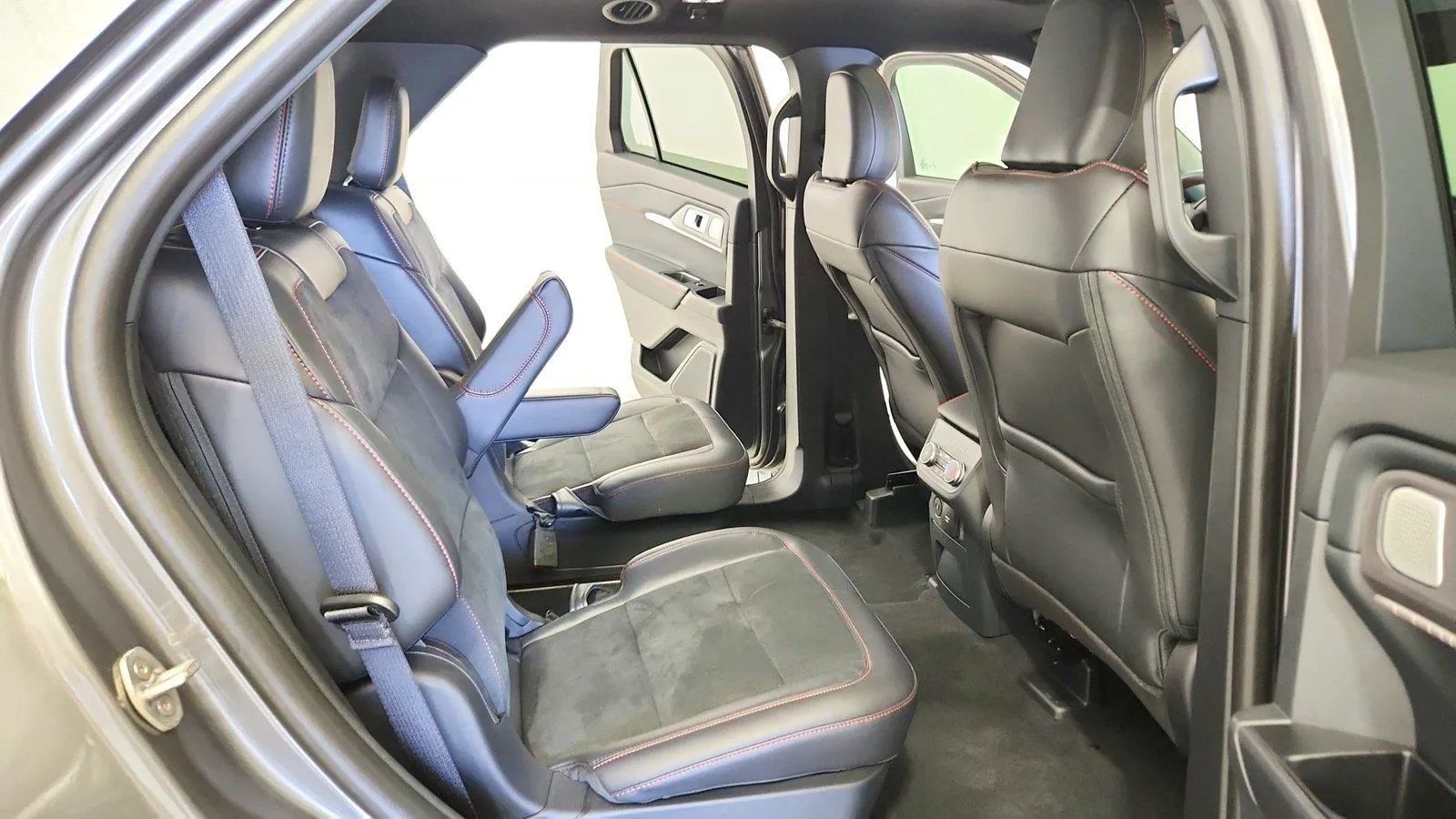 Used 2025 Ford Explorer ST w/ Sun And Sound Package RWD image 29