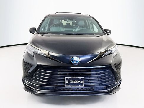Used 2022 Toyota Sienna XLE Woodland Edition AWD/4WD image 2