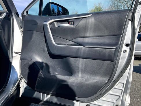 Used 2025 Toyota RAV4 XLE image 12