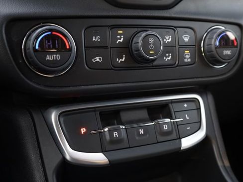 Used 2024 GMC Terrain SLT image 19